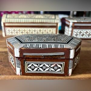 VINTAGE EGYPTIAN WOOD JEWELRY BOX.Mother Of Pearl Mosaic Inlay Trinket  Abalone